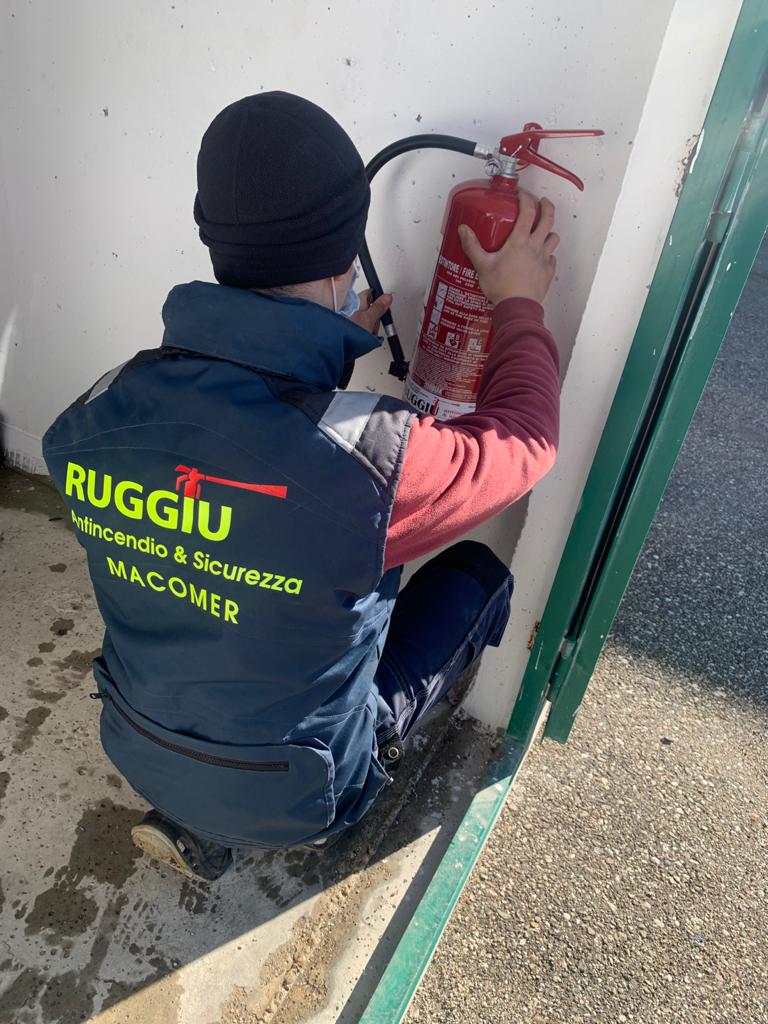 Tecnico Ruggiu Antincendio durante il controllo di un estintore