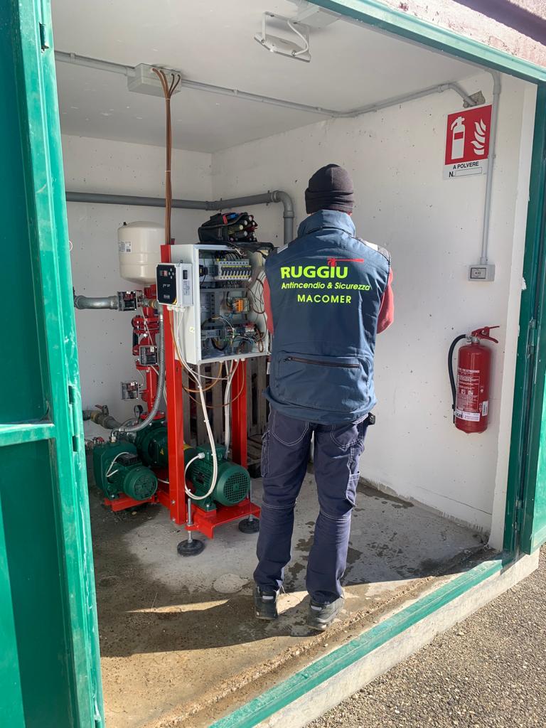 Tecnico Ruggiu Antincendio durante la verifica di un impianto