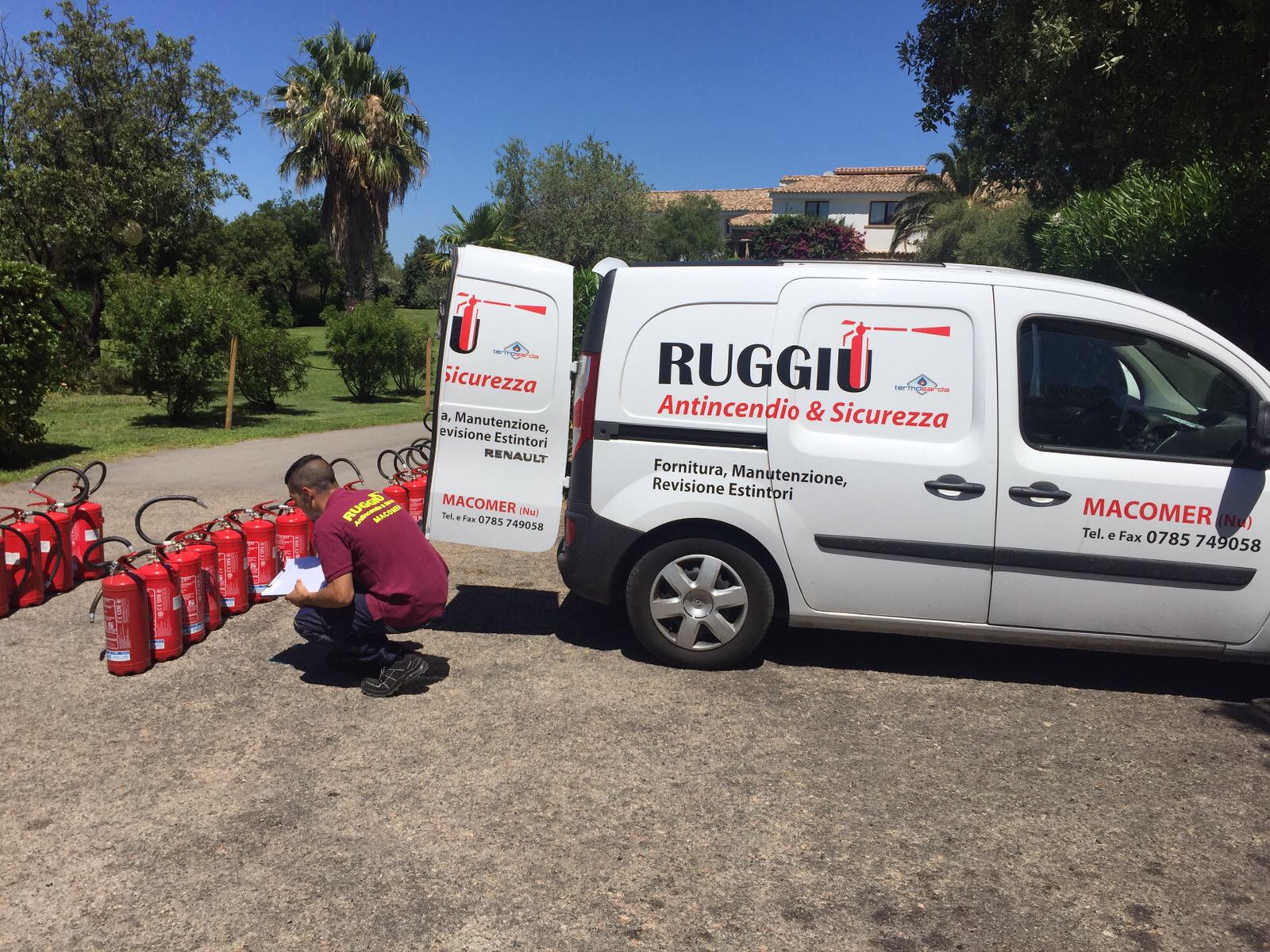 Furgone Ruggiu Antincendio con estintori pronti per la manutenzione